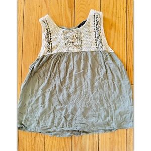 Medium Sleeveless Top w lace Embroidered Chest